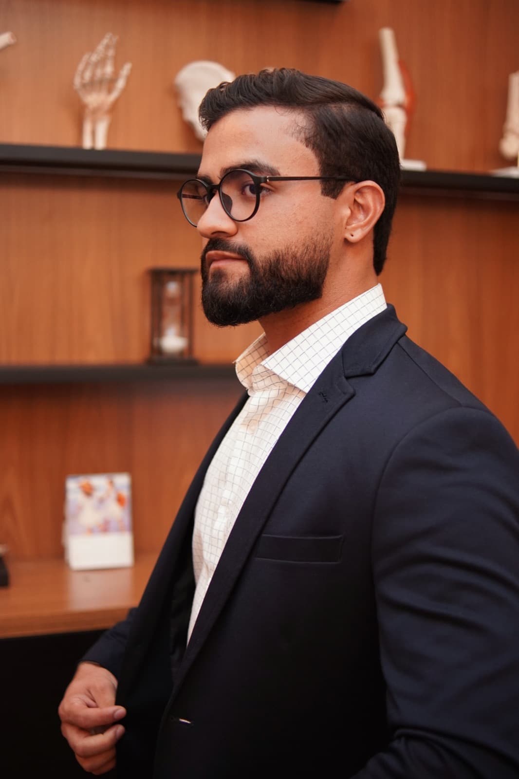 Dr. Samir Mousse em seu consultório médico